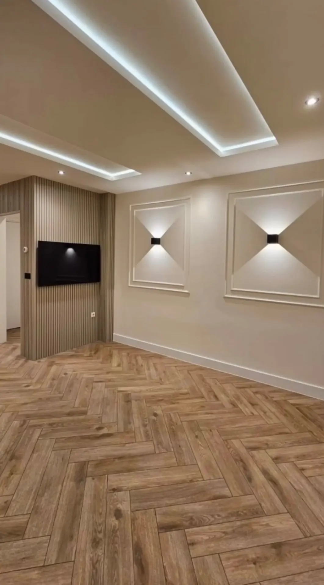 Detail van een verlaagd plafond met koof en indirecte verlichting