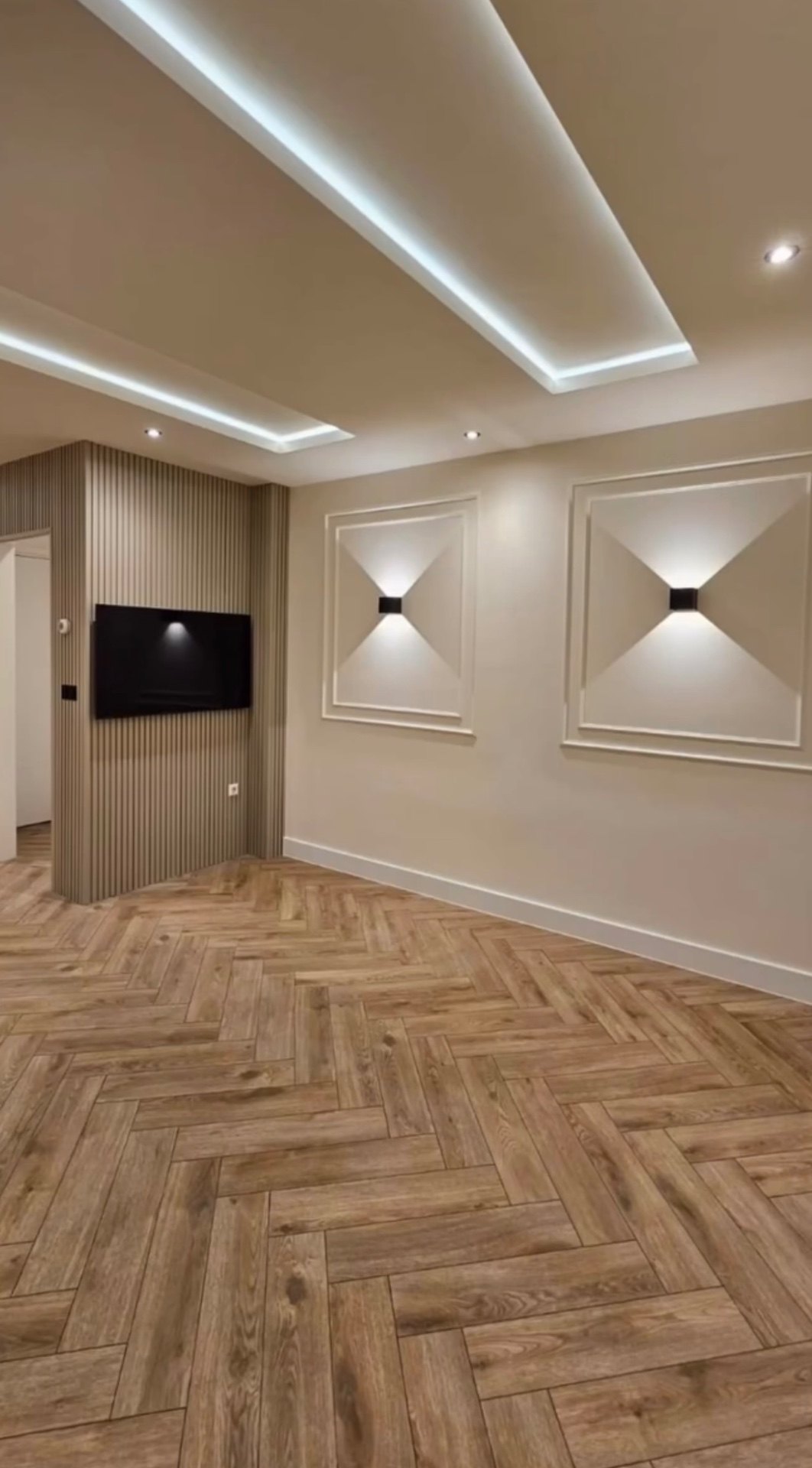 Detail van een verlaagd plafond met koof en indirecte verlichting