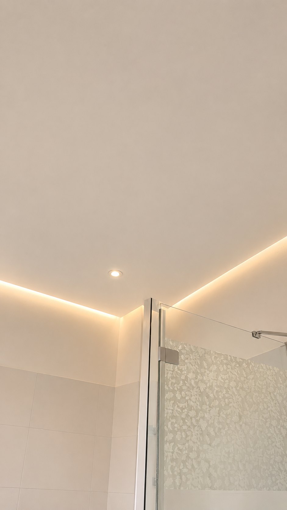 Verlaagd plafond met koof en indirecte LED