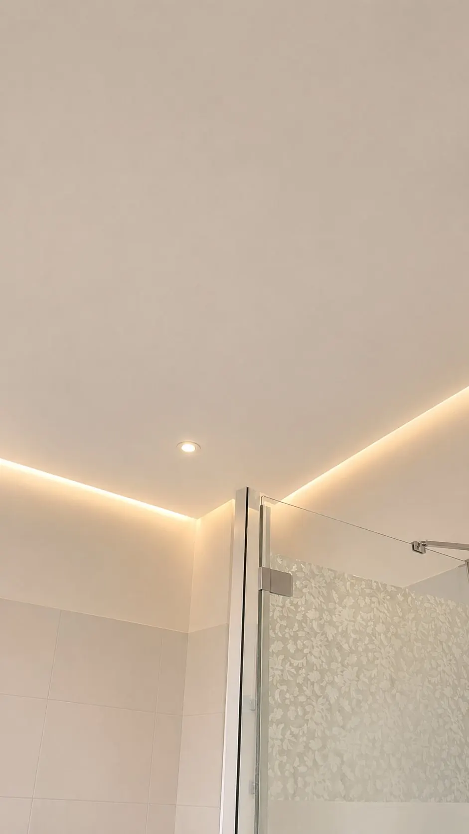 Verlaagd plafond met koof en indirecte LED