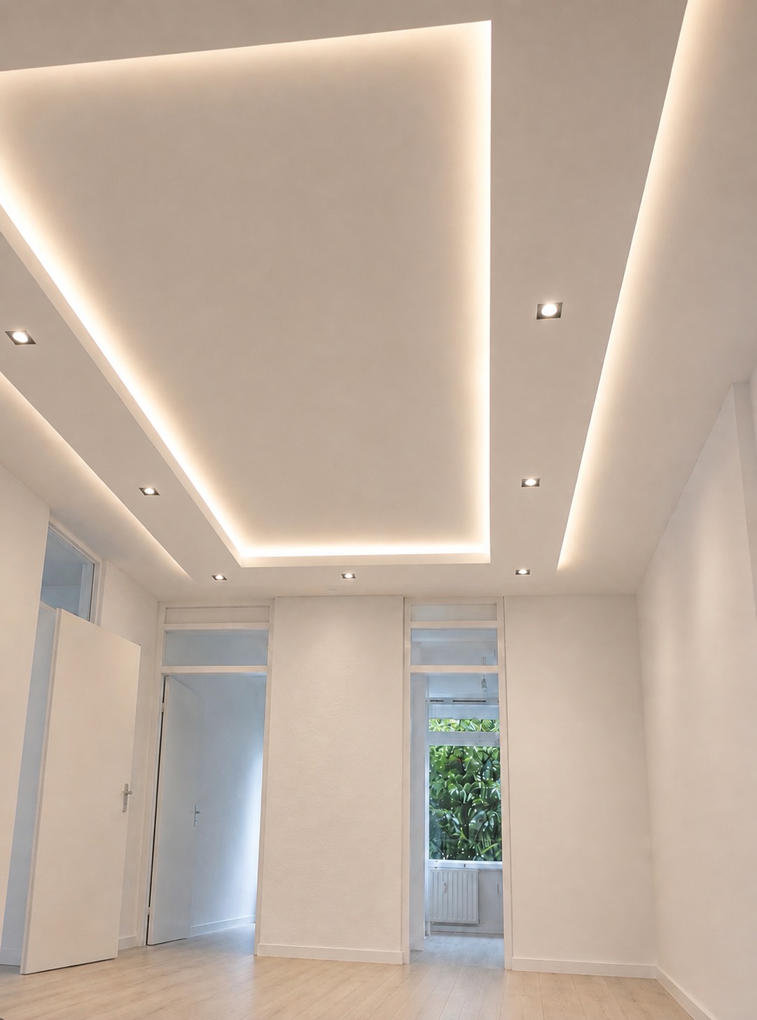 Plafond met warme indirecte verlichting