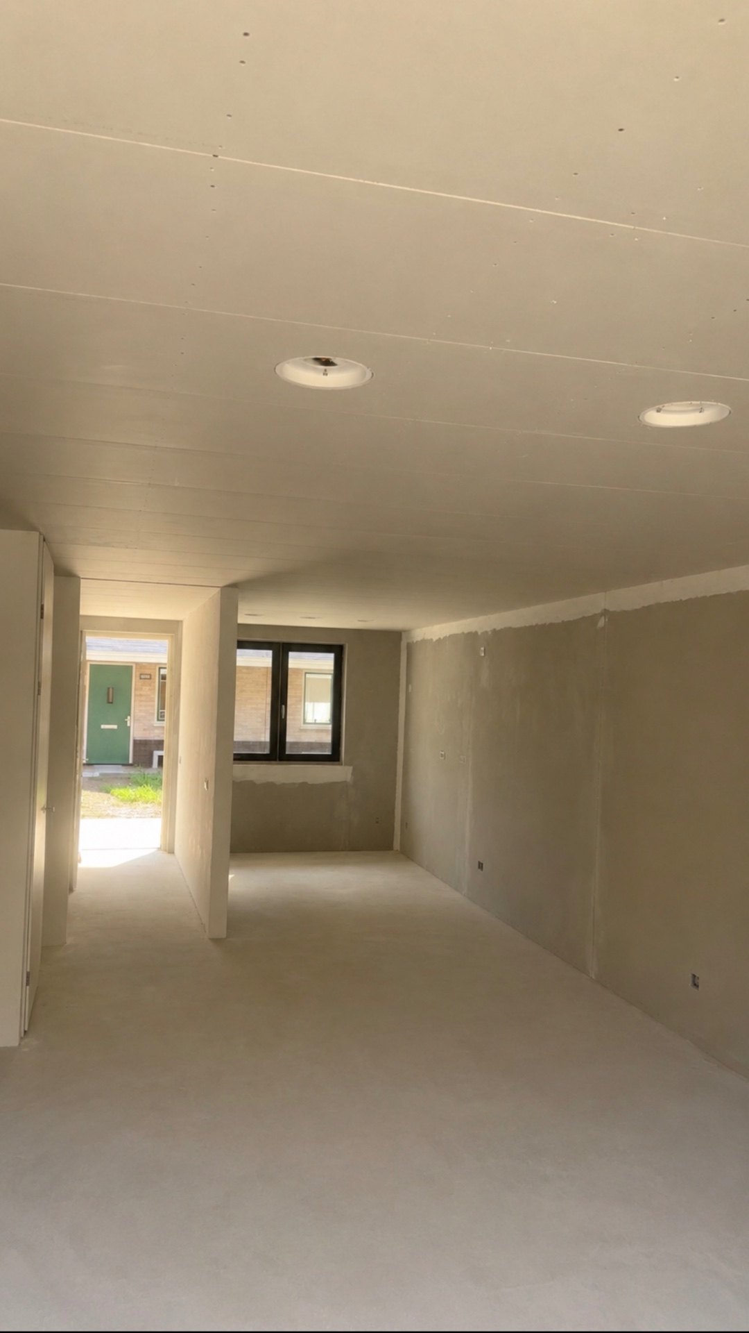 Koofconstructie langs de wand