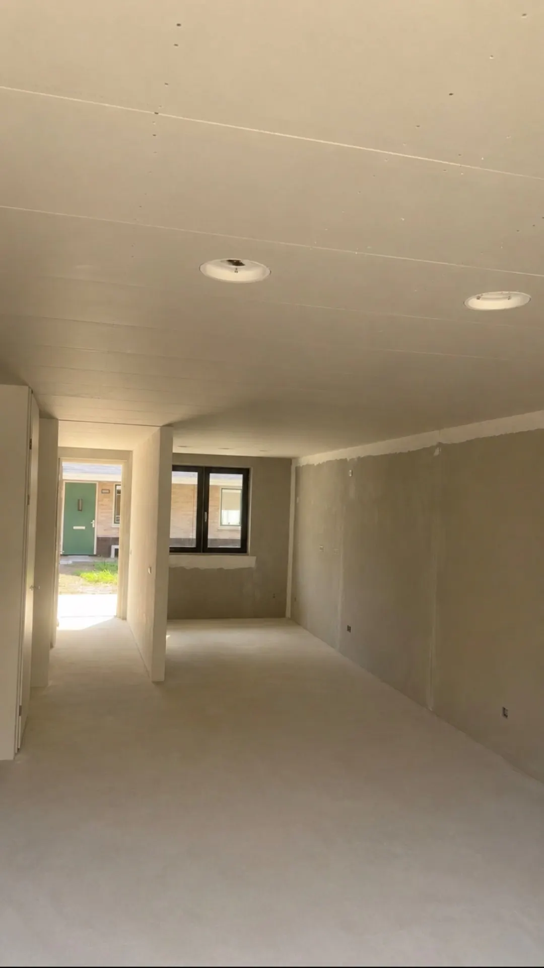 Koofconstructie langs de wand
